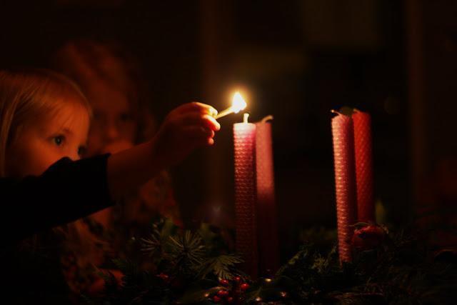 accende luce avvento bimba